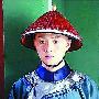余少群合拍剧中扮太监 “阿信”为演慈禧做功课