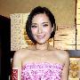 郭羡妮穿抹胸裙甜美亮相 自称“没人爱没人追”