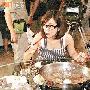 谢安琪新片扮恶妻打老公 饿着开工吃个不停(图)