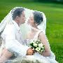 组图：于娜印小天拍高贵婚纱写真 草地演绎浪漫
