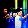 刘德华公开婚讯后首度赴京 开心收粉丝红包
