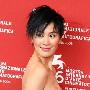 穿裸女高跟鞋掩裙扮梦露 叶璇亮相露透明胸贴