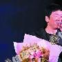 怀旧歌曲引全场观众共鸣 老狼为女歌迷盘起长发