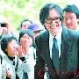 裴勇俊病愈开工阵势大 数百粉丝媒体夹道相迎