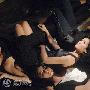 组图：阿Sa拍摄MV《生还者》美女Model当肉垫