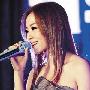 张靓颖顶黄毛周笔畅频解约 草根出身超女不易做