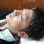 孙耀威忍痛接受针灸治疗 明年年初回内地拍戏