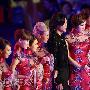 组图：郑伊健助阵“澳门小姐” 与美女贴身辣舞