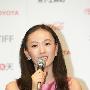 童瑶芭比装亮相发布会  造型青春笑容甜美