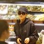 组图：王菲超市挑水果 李亚鹏逗女儿狂吃美食