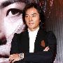 郑伊健再战乐坛将开演唱会 性感模特助阵宣传