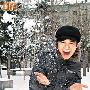 组图：古巨基靠美色迷晕大妈 雪中献唱兴奋留念