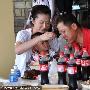 组图：王志文携妻儿看球赛享美食 见记者露凶光