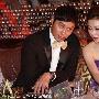 组图：巩新亮低胸秀深沟 贴耳蜜语诱惑谭耀文