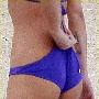 乔治·克鲁尼女友沙滩戏水 整理比基尼底裤(图)