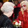 组图：英女皇慈善秀 Lady Gaga拟自杀娱宾被禁