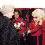 Lady Gaga获英国女王接见 握手致意并行屈膝礼