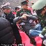 陈凯歌新片发布会出意外 采访台坍塌记者受伤
