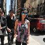 待嫁Katy Perry潮味十足 为粉丝签名似大近视