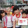李宇春为亚运助威 街头做公益当“孩子王”(图)
