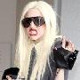 Lady Gaga出席时尚艺术盛典 因怯场而拒绝登台