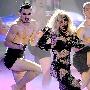 Lady Gaga 鱼网装与半裸舞男惊艳《美偶》舞台