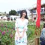孙燕姿穿春装逛花博馆 宣传新专辑