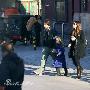 克里斯蒂安·贝尔携妻女逛北京 好男人为妻女买
