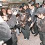 李敏镐首访香港半百影迷接机 关注摔倒女影迷