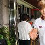 金贤重堪称“好老板” 现身炸鸡店挽袖刷碗被拍(图)