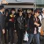 Super Junior飞抵香港 粉丝接机疯狂尖叫(图)