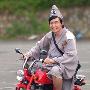 霍正奇穿戏服骑迷你型机车画面相当雷人霍正奇近况