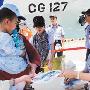 郑元畅在服役期间举办签名会穿海军制服更显帅气