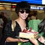 许茹芸北京机场遇热情歌迷送上蛋糕