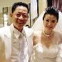 王志文老婆与孩子家长一起做美甲