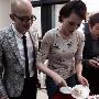 董卿为平安切生日蛋糕
