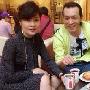 李咏与老婆孩子喝咖啡照片