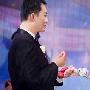 黄海冰为老婆甄锡带上钻石戒指