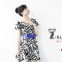 法国ZLUCIE品牌~ZLXY-015黑白纹松紧腰前后V字领时尚连衣裙