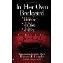 In Her Own Backyard: A Perfect Husband, A Perfect Marriage, A Perfect Murder (平装)