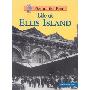 Life at Ellis Island (平装)