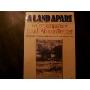 A Land Apart: A Contemporary South African Reader (平装)