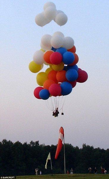 汉音对照 男子体验飞屋环游 利用气球吊在空