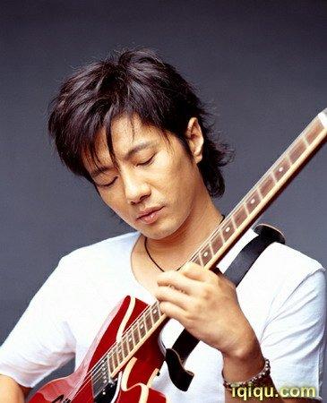 郑钧回击韩寒:他象极了良家妇女最会立牌坊 - 