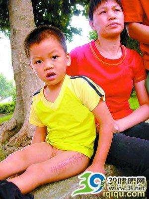 汉音对照 6岁男孩遭不知名怪病折磨 一摔跤双
