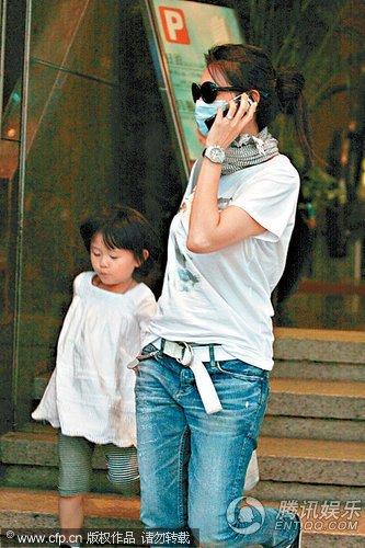 带女儿逛街被记者追拍邱淑贞匿老公店避风头d