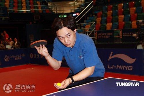 陈奕迅为东亚运动会试球技 跳着打赢乒乓