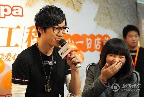 汉音对照 乔任梁黄雅莉转行做店长 为贫困儿童