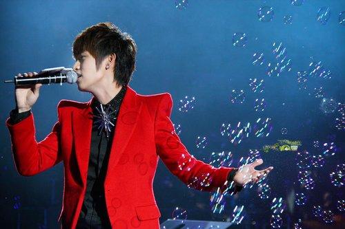 汉音对照 魏晨助阵中国电信庆典 温情献歌备受