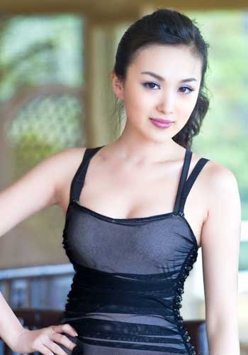 李艳冰黑色紧身礼服李艳冰近况